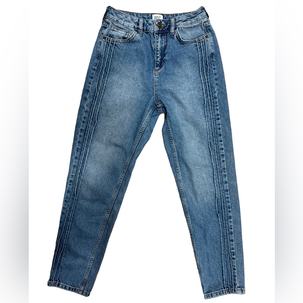 BDG Urban Outfitters MOM jeans. Size 27/32.